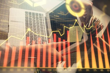 İşkadını ellerinin bilgisayar ve finansal grafik hologramı çizimlerinde çifte pozlama. Borsa analizi kavramı.