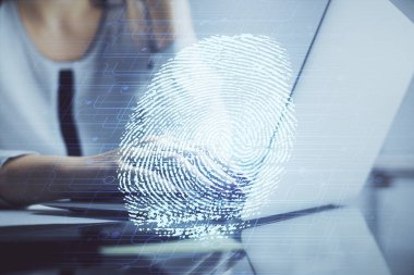 Bilgisayarda yazı yazan ve parmak izi çizimi yapan bir kadının ellerine iki kez maruz kalmış. Güvenlik kavramı.