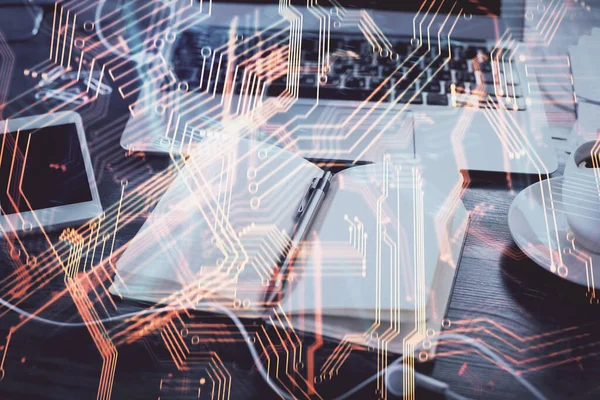 Teknoloji çizimleri ve açık defter geçmişi olan bir masa. Teknoloji kavramı