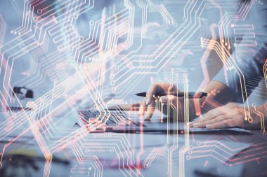 Bilgisayar ve teknoloji temalı çizimlerde kadın elinin çifte pozlanması. Yüksek Teknoloji kavramı.