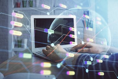 Bilgisayar ve dünya haritası çizimleri üzerinde çalışan kadın elleri çift pozlama. Uluslararası teknoloji sektörü konsepti.