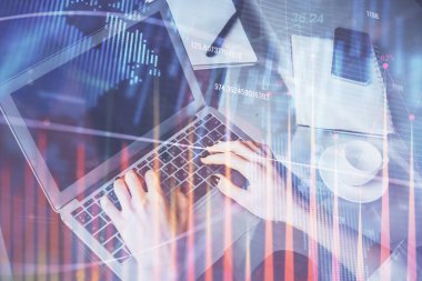 Bilgisayarda ve ön x grafik hologram çiziminde kadın eli yazarken çift pozlama. Borsa yatırım kavramı.