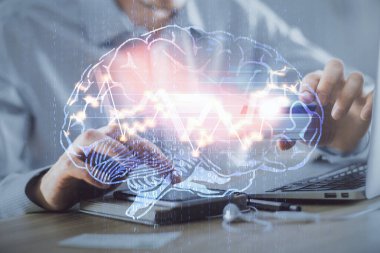 Kredi kartı ve beyin temalı çizimlerle bilgisayarda yazarken çift pozlama. E-ticaret ve yapay zeka kavramı.