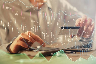 Ellerinde kredi kartı ve forex çizimi olan bir adamın çift pozu. İnternet E-ticaret kavramında hisse senedi ve dijital fintech.