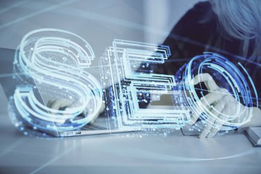 Kredi kartı ve SEO hologram çizimi tutan bir kadının online alışverişine iki kez maruz kalışı. Arama optimizasyonu E-ticaret kavramı.
