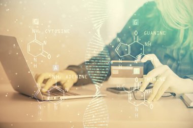 Elinde kredi kartı ve DNA çizimi olan bir kadının online alışverişine çok kez maruz kalmış. Tıp eğitimi E-öğrenme kavramı.