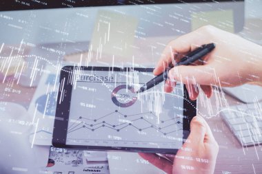 Bir adamın elini tutarken ve bir telefon ve finansal çizim kullanırken çift pozlama. Pazar analizi kavramı.