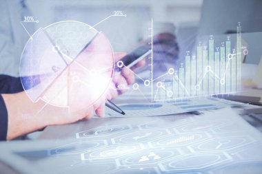 Bir adamın elini tutarken ve bir telefon ve finansal çizim kullanırken çift pozlama. Pazar analizi kavramı.