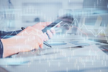 Bir adamın elini tutarken ve bir telefon ve finansal çizim kullanırken çift pozlama. Pazar analizi kavramı.