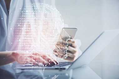 Beyin çizimine çift pozlama ve cep telefonu kullanan kadın hologramı..