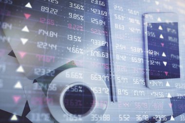 Forx grafik hologramının telefonlu masaüstü üzerinde çoklu pozlandırılması. Üst Manzara. Mobil ticaret platformu kavramı.