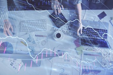 Birlikte çalışan kadın ve erkeğin birden fazla pozu ve finansal grafik hologramı. İş konsepti. Bilgisayar arkaplanı.