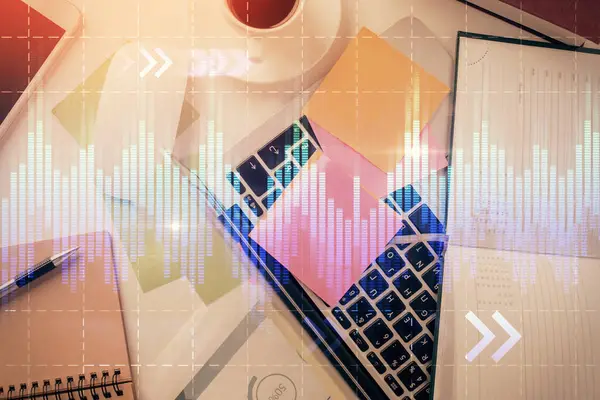 Bilgisayarla birlikte çok sayıda finansal şema çizimi. Araştırma ve analiz kavramı. Üst görünüm.