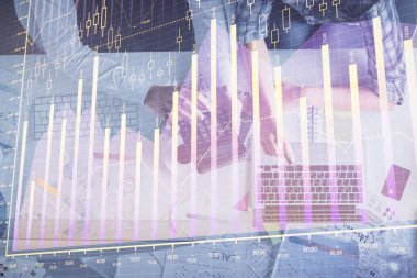 Kadın ve erkeğin birlikte çalıştığı çoklu pozlama ve grafik hologramı çizimi. Finansal analiz konsepti. Bilgisayar arkaplanı. Üst Görünüm.