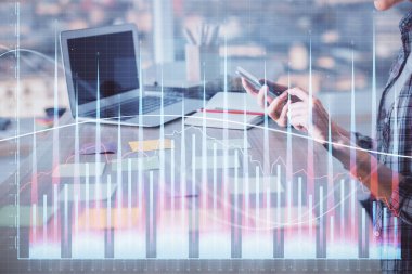 Bilgisayar ve ön grafik hologram çizimi üzerinde çalışan kadın elleri çift pozlama. Mali analiz kavramı.