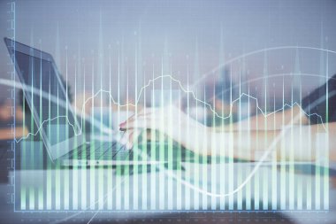 İş kadını ellerinin bilgisayar ve ön x çizelge hologramı çizimlerinde çifte pozlama. Mali analiz kavramı.