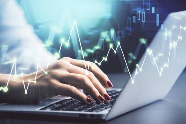 İş kadını ellerinin bilgisayar ve ön x çizelge hologramı çizimlerinde çifte pozlama. Mali analiz kavramı.