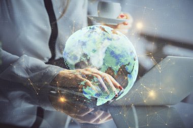 Kadın elinin bilgisayar ve sosyal ağ temalı hologram çizimlerinde çifte pozlama. Halk medyası kavramı.