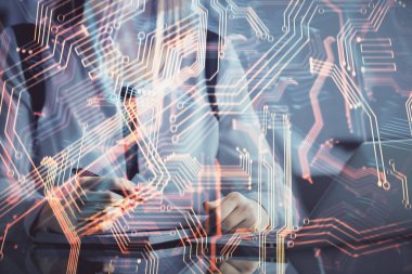 Bilgisayar ve teknoloji temalı çizimlerde kadın elinin çifte pozlanması. Yüksek Teknoloji kavramı.