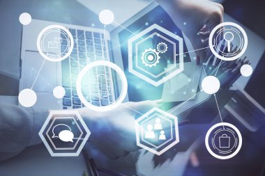 Kadın elinin bilgisayar ve sosyal ağ temalı hologram çizimlerinde çifte pozlama. Halk medyası kavramı.