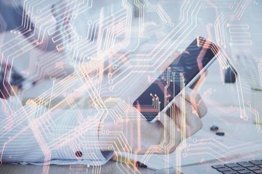 Dijital bir cihaz ve teknoloji temalı hologram çizimi kullanarak insanın elini tutarken çift pozlama. Teknoloji konsepti.