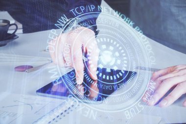 Bir adamın elini tutarken ve dijital bir cihaz ve veri temalı çizim kullanırken çift pozlama. Teknoloji konsepti.