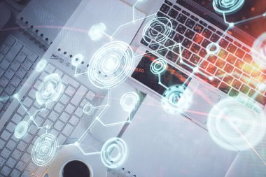 Masaüstü arkaplanındaki bilgisayar üzerinden sosyal ağ hologramı çizimleri. Üst Manzara. Çift pozlama.