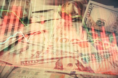 Forx grafiğinin çok sayıda görüntüsü bize dolar banknotları arka planında görünüyor. Finansal başarı piyasası kavramı.