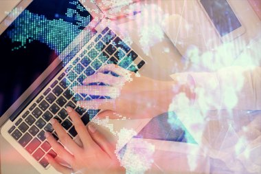 Bilgisayar ve ön x çizim hologramı üzerinde çalışan kadın elleri çift pozlama. Üst Manzara. Mali analiz kavramı.