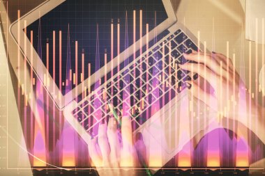 Bilgisayar ve ön x çizim hologramı üzerinde çalışan kadın elleri çift pozlama. Üst Manzara. Mali analiz kavramı.