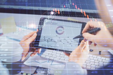 Bir adamın elini tutarken ve bir telefon ve finansal çizim kullanırken çift pozlama. Pazar analizi kavramı.