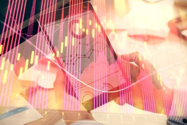 Bir adamın elini tutarken ve bir telefon ve mali grafik çizimi kullanırken çift pozlama. Analiz kavramı.