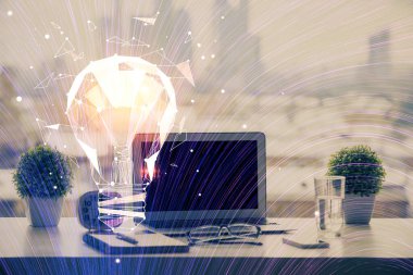 Bilgisayar ofisinde ampul simgesi hologramıyla birlikte. Çifte maruziyet. Fikir kavramı.