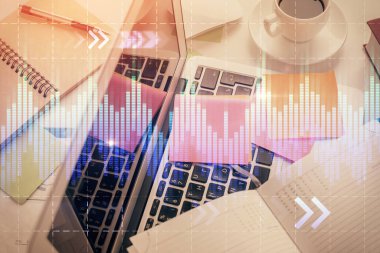 Bilgisayarla birlikte çok sayıda finansal şema çizimi. Araştırma ve analiz kavramı. Üst görünüm.