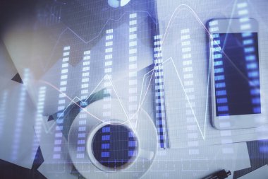 Forx grafik hologramının telefonlu masaüstü üzerinde çoklu pozlandırılması. Üst Manzara. Mobil ticaret platformu kavramı.