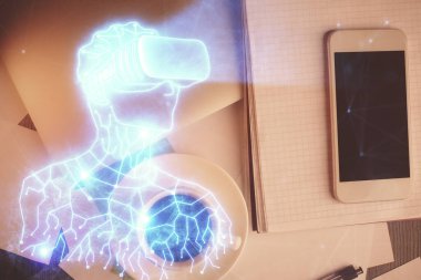 AR gözlüklü adamı telefonla çizerken çift pozlama. Üst Manzara. VR kavramı.