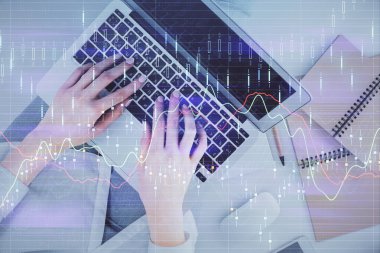 Bilgisayar ve ön grafik hologram çizimi üzerinde çalışan kadın elleri çift pozlama. Üst Manzara. Mali analiz kavramı.