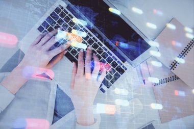 Bilgisayar ve veri temalı hologram çizimlerinde çalışan kadın elleri çift pozlama. Üst Manzara. Teknoloji konsepti.