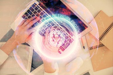 Bilgisayar ve teknoloji temalı hologram çizimlerinde çalışan kadın elleri çift pozlama. Üst Manzara. Teknoloji konsepti.