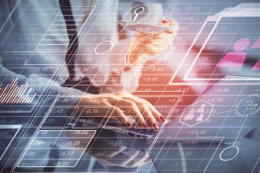 Bilgisayar ve veri temalı hologram çizimleri üzerinde çalışan kadın ellerine çok fazla maruz kalma. Teknoloji kavramı.