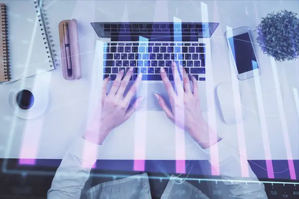 Bilgisayar Çizim Hologramı Üzerinde Çalışan Kadın Elleri Çift Pozlama Üst — Stok fotoğraf