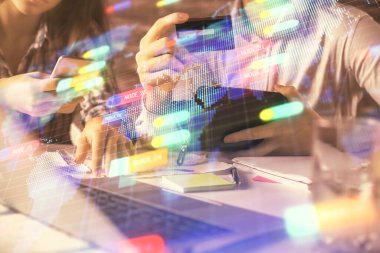 Bir kredi kartı ve veri temalı hologram çizimi tutan kadın ve erkeğin online alışverişine iki kez maruz kalıyorlar. Ai ve E-ticaret çevrimiçi ücret konsepti.