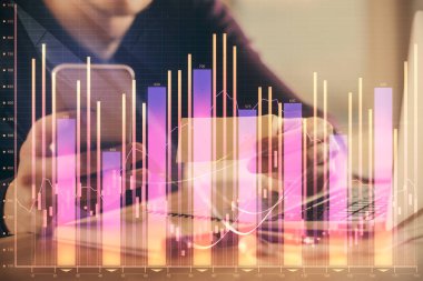 Bir adamın elini tutarken ve bir telefon ve mali grafik çizimi kullanırken çift pozlama. Analiz kavramı.