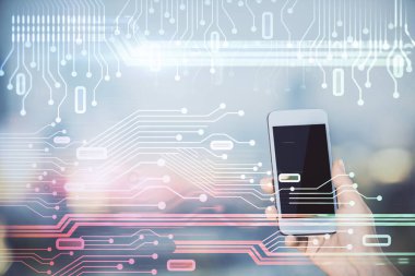 Teknolojiye çifte maruz kalma, hologram ve cep telefonu kullanan bir kadın..