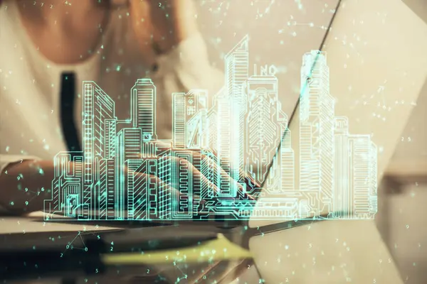 女性双手在电脑和建筑图纸上打字的双重曝光 智能城市的概念 — 图库照片