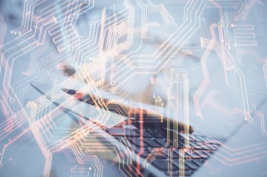 Bilgisayar, teknoloji temalı hologramla birlikte ofiste. Çifte maruziyet. Teknoloji kavramı.