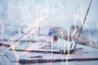 Bilgisayar, teknoloji temalı hologramla birlikte ofiste. Çoklu maruz kalma. Teknoloji kavramı.