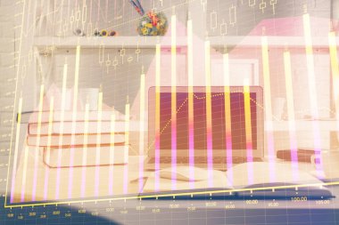 Masası ve kişisel bilgisayarı olan borsa grafiği. Çifte maruziyet. Mali analiz kavramı.