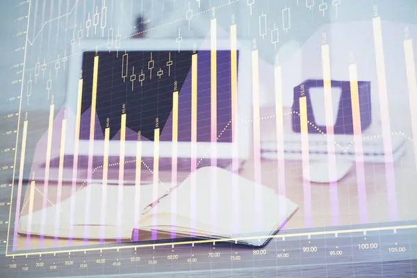 有桌上型和个人计算机背景的股票市场图表 加倍暴露 财务分析的概念 — 图库照片