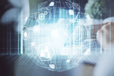 Sosyal ağ temalı hologram, arka plan yazan kadınların elleri üzerinde. Uluslararası insanlar birbirine bağlanır. Çift pozlama